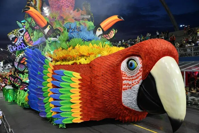 Auch wie in Rio zieht der Karneval jährlich Hunderttausende Besucher an.