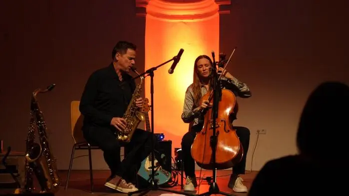 Edgar Unterkirchner (Saxofon) und Julia Hofer (Cello) begeisterten mit Improvisationen