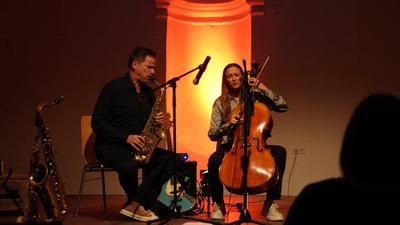 Edgar Unterkirchner (Saxofon) und Julia Hofer (Cello)