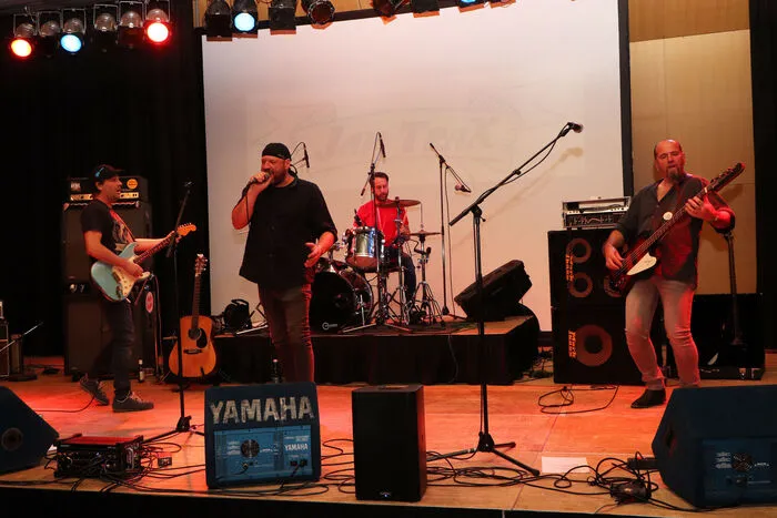 Die Feldkirchner Rockband Jam Trax von Links mit Achim Seebacher (Gitarre), Erhard Fian (Gesang),  Chrissy Wascher (Schlagzeug/seit 2020) und Sigi Hatberger (Bass) brachten die Rockhalle noch einmal zum beben!