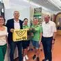 Vanessa Schaar (2.v.r.) und Ulrike Maurer (3.v.r.) mit Bürgermeister Robert Hammer (r.), Josef Sipötz (Bereichsleiter Postpartner der Post AG) und Ingrid Siegl (zuständig für Schulungen der Postpartner 