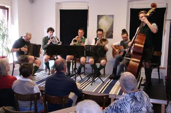 Und die Musiker Markus Sorger, Johannes Plechinger, Daniel Pallier, Thomas Atzberger, Oliver Kreinz und Max Neubauer begeisterten das Publikum mit „traditioneller Volksmusik und darüber hinaus“. 