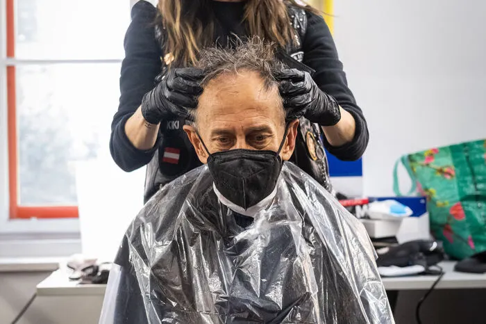 Barber Angel Kerstin sorgte dafür, dass Vinzinest-Bewohner Radovan wieder einen feschen Haarschnitt hat.