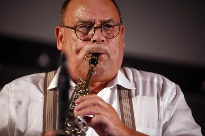 Musikalische Präzision traf an diesem Abend auf jene Portion Humor, die seit jeher zur Band gehört. Hödl, Festivalgründer und Conferencier des Abends, lieferte zwischen den Nummern Anekdoten und Pointen.