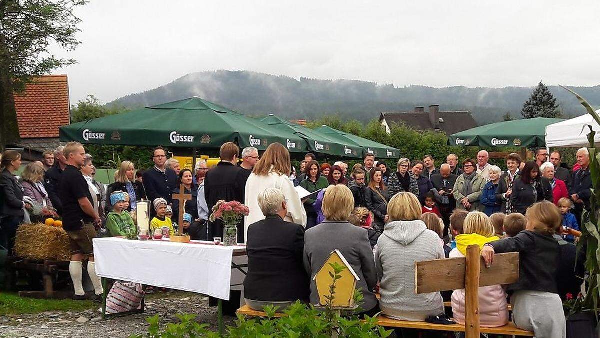 Etwa 300 Besucherinnen und Besucher kamen zum 1. Hoffest	KK 