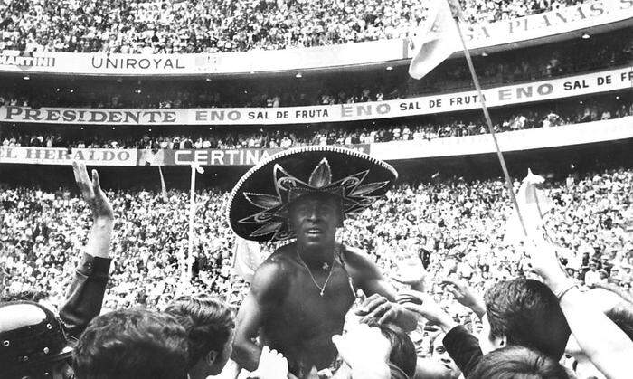 Pele feiert den WM-Titel 1970 im Aztekenstadion