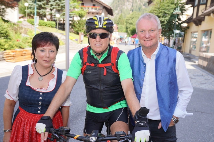 Schon beim Ortseingang empfängt Bürgermeister Günther Nowak die Gäste