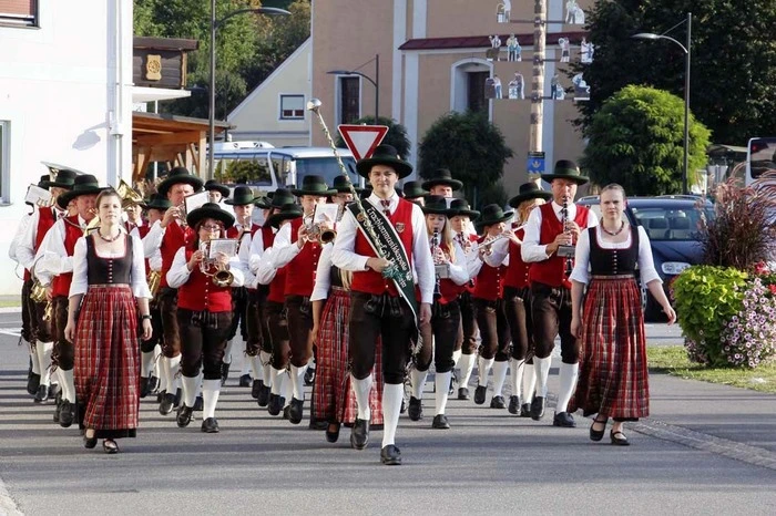 An der Spitze marschierte die Trachtenmusikkapelle Ottendorf an der Rittschein ein....