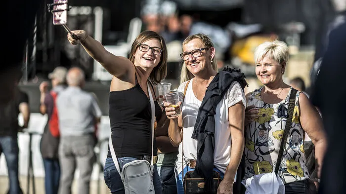Großartige Bühnenshow und ein perfekter Mix aus Italo-Rock und Rhythm and Blues am Wörthersee. Zucchero und die großartige Band, die der Italiener mitgebracht hatte, begeisterten am Samstag das Publikum. 