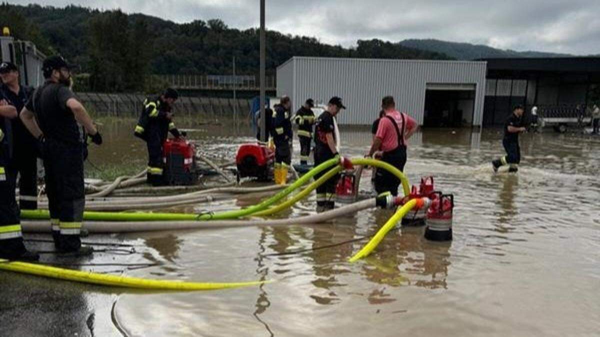 Noch am Dienstag waren 70 Feuerwehrkräfte des Bereichsfeuerwehrverbandes Feldbach in Melk 