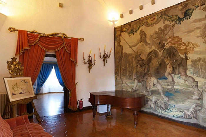 Dritte "Ecke" des Dreiecks ist das Schloss Gala Dalí in Púbol, in der Gemeinde La Pera, das Dalí seiner Muse schenkte und wo sie heute beigesetzt ist.