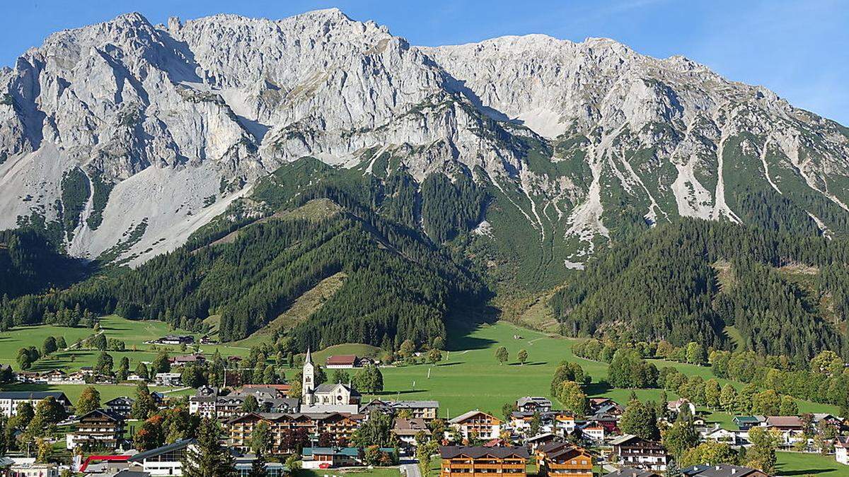 Über die langgezogene Wiese rechts von der Kirche brauste die Lawine im Jänner 2019 in den Ort