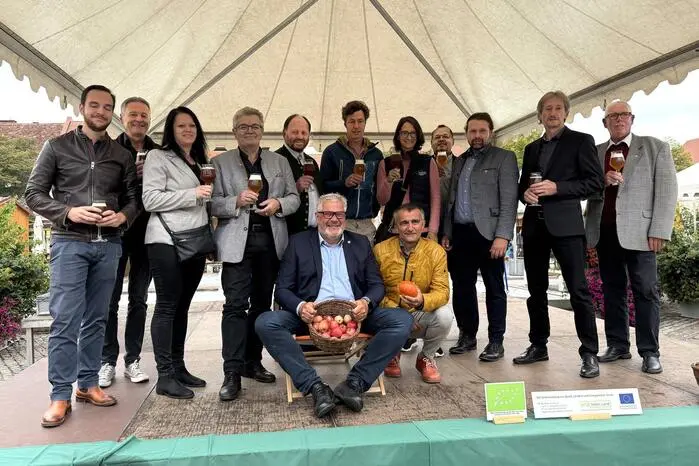 Mit einem Bio-Bieranstich durch Vizebürgermeister Roland Gogg und Bio-Bierbrauer Helmut Eder am Hauptplatz eröffneten Kammerobmann Herbert Lebitsch, Vorstandsmitglied Martin Hamker und Regionalleiter Herbert Stern von der Bio Ernte Steiermark als Veranstalter den köstlichen kulinarischen Reigen.