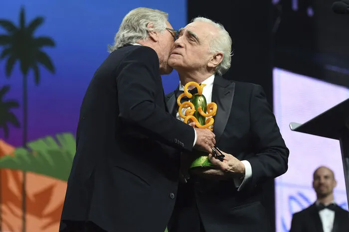 Der Schauspieler Robert De Niro (l) überreicht den Sonny Bono Visionary Award an den Regisseur und Drehbuchautor Martin Scorsese.