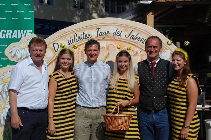Vizebürgermeister Leopold Astner und die Nationalratsabgeordneten Peter Weidinger und Gabriel Obernosterer mit den "Honigfest-Bienen".