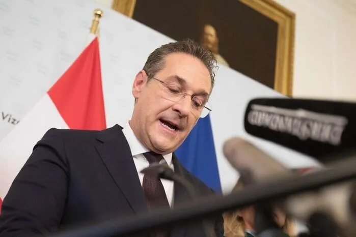 Nach der Veröffentlichung des Ibiza-Videos legte Heinz-Christian Strache im Mai 2019 sowohl seine Funktion als Vizekanzler als auch als FPÖ-Parteichef ab. Der Entscheidung war ein einstündiges Gespräch mit Bundeskanzler Sebastian Kurz zuvor gegangen. Den Abend auf Ibiza bezeichnete er als „b’soffene G’schicht“.