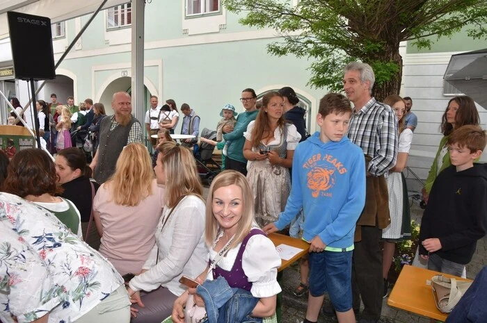 Am Hauptplatz, beim Graggoberhof, im Martinsgarten, im Innenhof beim Blasmusikmuseum, in der Spitalskirche und beim Kriegerdenkmal wurden Programme zum Singtag geboten.