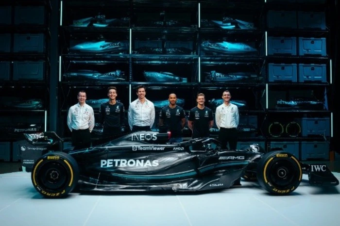 Das Team Rund um Toto Wolf, Lewis Hamilton und George Russel