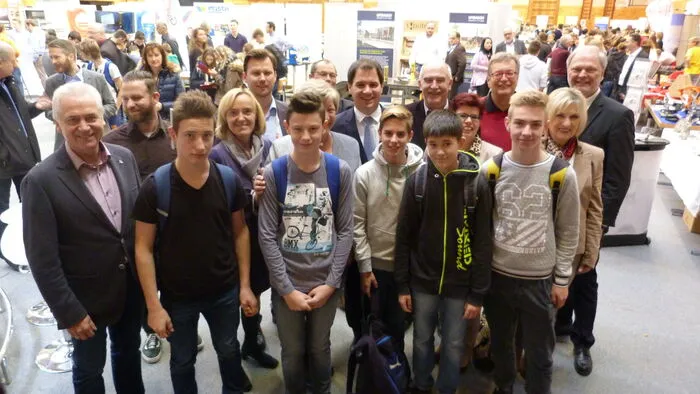 60 Aussteller präsentierten sich heute, Freitag, bei der Bildungsmesse in der Heidinger-Sporthalle.