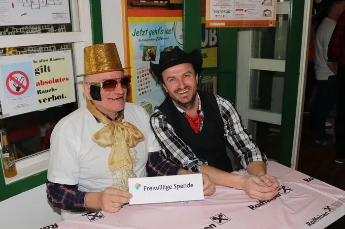 In der Aula der Volksschule wurde gespielt und herumgetobt.