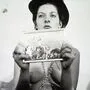 Marina Abramović bei „Rhythm 0" 1974 in Neapel 