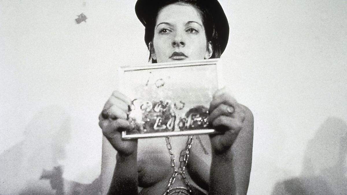 Marina Abramović bei „Rhythm 0&quot; 1974 in Neapel 