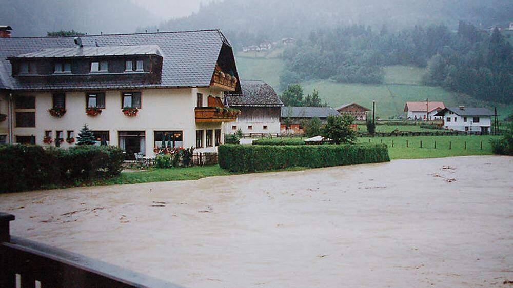 Starkregen-Ereignisse, die sich durch den Klimawandel häufen, kennt man auch in der Gemeinde nur zu gut - hier das Hochwasser von 2002