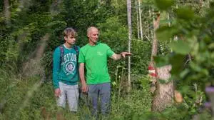 16.07.2024, Gesäuse, Admont, Steiermark, Österreich (Austria): Naturbelassene Wege gibt es seit 2024 im Nationalpark Gesäuse. Exklusivtermin für die Kleine Zeitung mit Nationalpark-Geschäftsführer Herbert Wölger, begleitet von Schnupperpraktikant Leopold Lackner - unterwegs auf einem dieser Wege, dem sogenannten Wasserfallweg von der Kummerbrücke in Richtung Heßhütte.
Fotocredit: Martin Huber