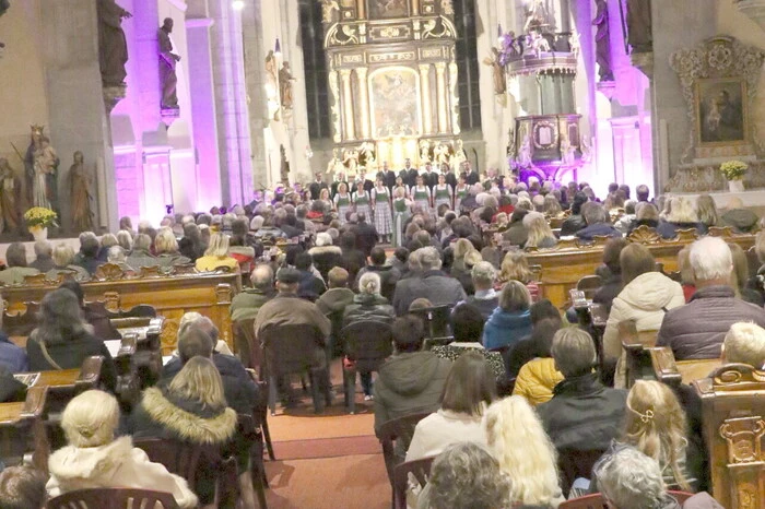 Hunderte Besucher waren aus diesem Grund in die örtliche Stadtpfarrkirche gepilgert. 