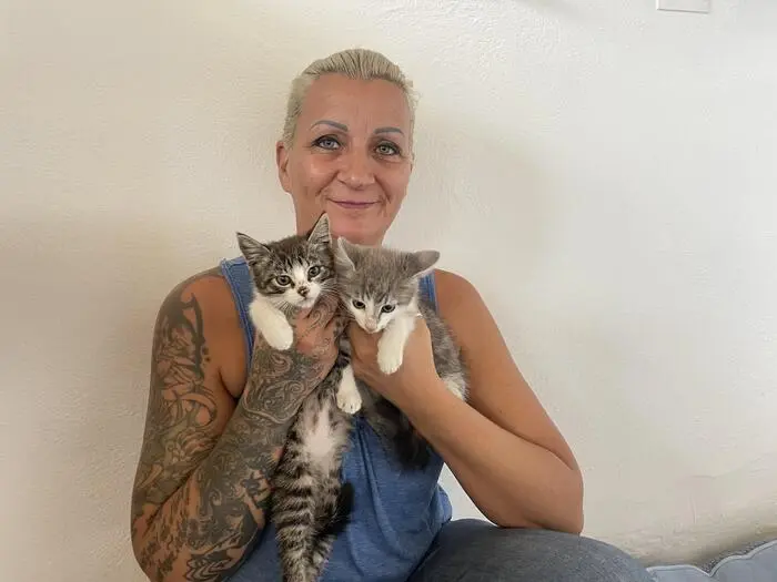 Eva Wolfsberger mit den beiden Kätzchen. Langsam fassen sie Vertrauen