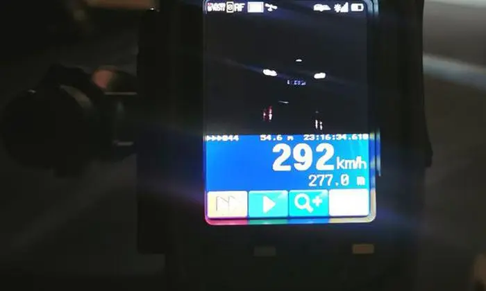 292 km/h zeigte die Radarmessung des BMW M8 an