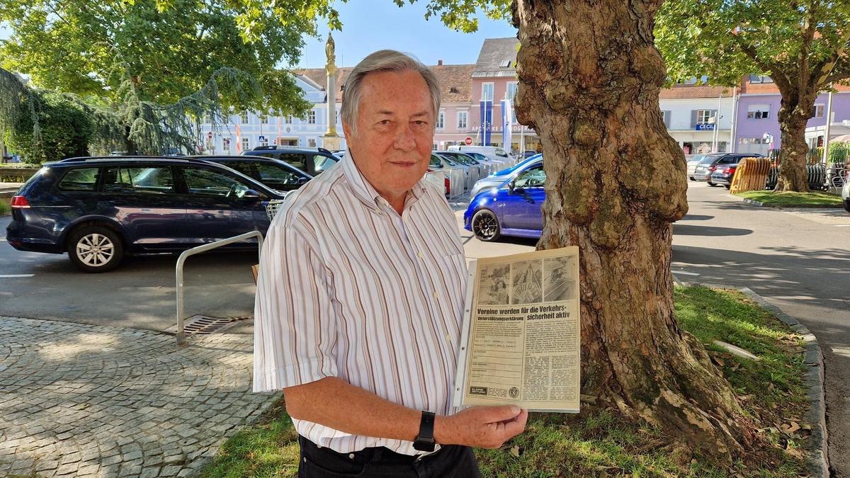 Franz Ortauf mit dem Bericht über die Aktion in der Kleinen Zeitung auf dem Feldbacher Hauptplatz