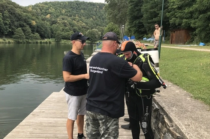 Insgesamt zwölf Taucher suchten den See in Zweierteams ab.