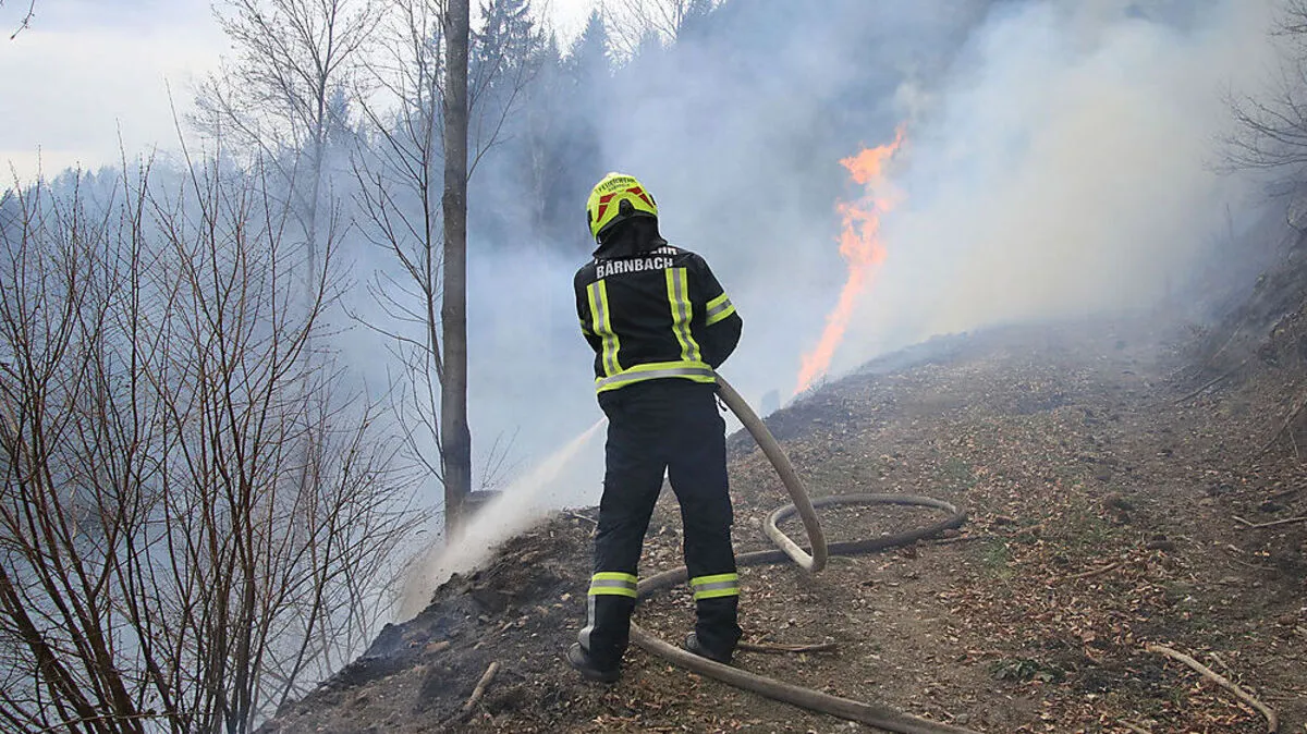 Der starke Wind und die extreme Rauchentwicklung erschweren die Löscharbeiten