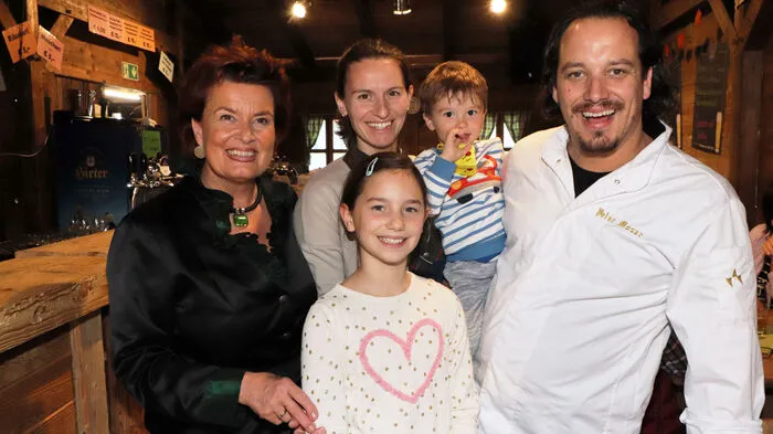 Am Foto von Links: Marlies Moser, Magdalena, Susanne, Peter (2,5 Jahre) und Peter Moser.