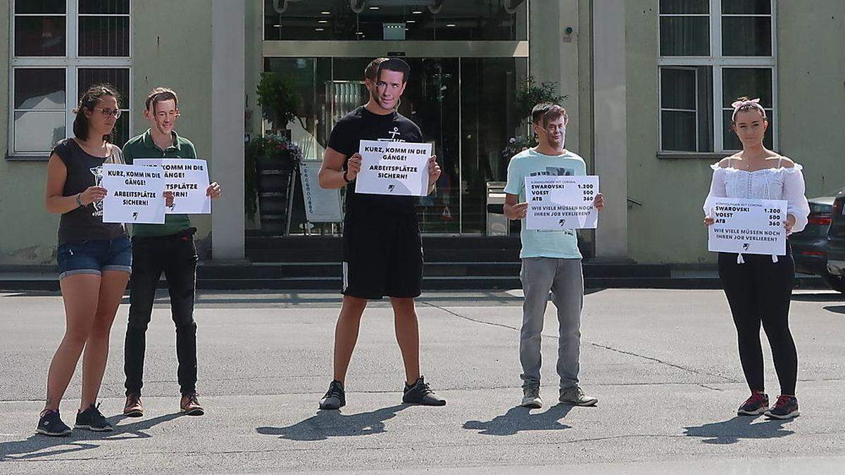Die Sozialistische Jugend demonstrierte am Donnerstagnachmittag vor dem Böhler-Hauptgebäude