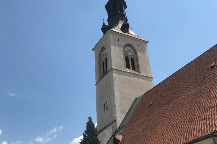 Den Kirchturm sieht man fast immer aus der Innenstadt, er wirkt beinahe allgegenwärtig.