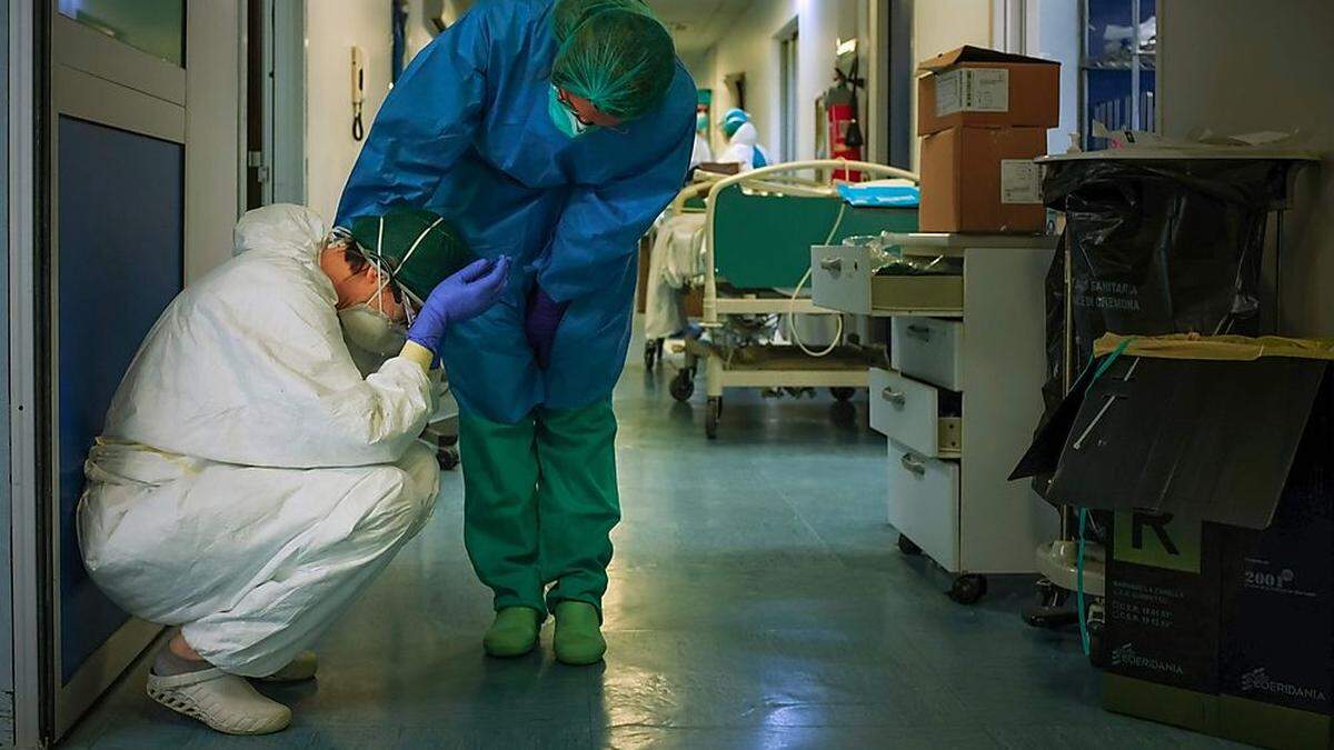 Bilder wie diese sind leider keine Seltenheit mehr in der Lombardei: Mitarbeiter des Gesundheitsdienstes sind am Ende ihres Arbeitstages völlig erschöpft