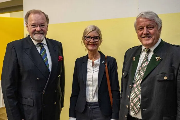 Gabriele Kolar mit dem früheren Militärkommandanten Heinrich Winkelmayer (rechts) und dem früheren Katastrophenschutz-Leiter Kurt Kalcher