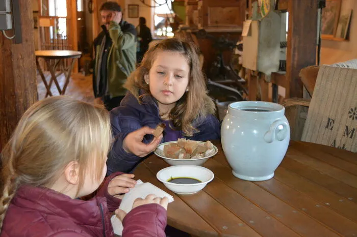 Auf den Spuren des Kernöls war die Kinderredaktion für den Kinderregionsführer Südsteiermark und hat dabei in der Ölmühle Hartlieb viel Spannendes und Wissenswertes über das „Schwarze Gold“ erfahren. Warum man zum Beispiel früher Kernöl „ausgeschlagen“ hat oder was eine „Kernöl-Kuh“ ist. Natürlich wurde auch gleich das herrliche Öl mit Schwarzbrot aufgetunkt.