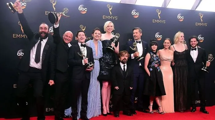 Crew und Cast von "Game of Thrones" hatte viel Grund zu feiern - unter anderen den Emmy Award für die beste Drama-Serie sowie einen Emmy Award für den herausragendsten Cast einer Drama-Serie und die besten Spezial-Effekte. Außerdem gab es für David Benioff und D. B. Weiss Auszeichnungen für das beste Drehbuch für eine Dramaserie sowie für Miguel Sapochnik für die beste Regie in einer Dramaserie