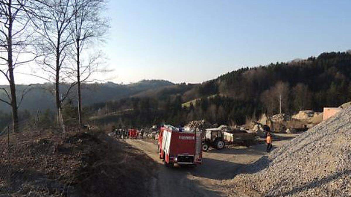 Der Lastwagen rollte über eine Geländekante und stürzte sich überschlagend rund 30 Meter in ein steil abfallendes Waldgelände