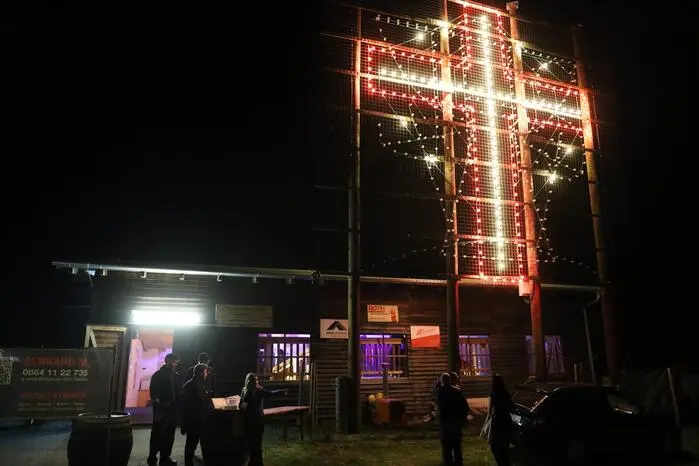 Vor der Festhalle leuchtete das farbige Osterkreuz, das zu einem beliebten Fotomotiv wurde