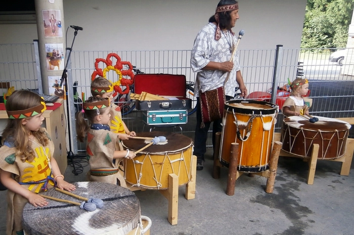 Kulturelle Vielfalt wird im Pinky-Kindergarten Ratsch groß geschrieben. Beim diesjährigen Sommerfest präsentierten die Kleinen stolz ein Musikprojekt mit dem peruanischen Künstler Carlos Escobar Pukara. Ein Nachbarschaftsprojekt mit dem Kindergarten Svecina bringt den Kindern auch die slowenische Sprache näher. Ihre Lernerfolge durften sie beim Fest unter Beweis stellen.
