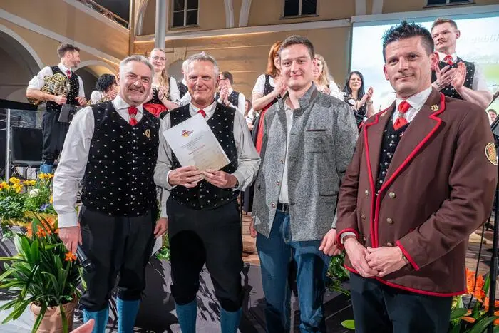 Für 50 Jahre aktive Tätigkeit im Dienste der Blasmusik geehrt (von links): Hermann Hoffmann, Alois Michelitsch, Bezirksstabführer Johannes Köstner und Christoph Michelitsch