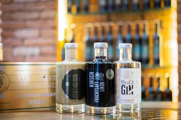 Die Sieger-Produkte von Familie Hochstrasser: Kirschfruchtsaftlikör, Kürbiskerncremelikör und Holy Gin