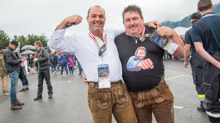 Vettel-Fans in Lederhosen: Karl und Michael aus München