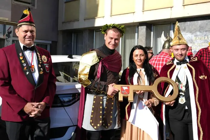 Schließlich musste der Bürgermeister den Rathausschlüssel mit sichtlicher Wehmut an das frisch gekrönte Prinzenpaar, Prinzessin Janine die I., die herzliche von Pflege und Schank, und Prinz Dominik den I., den taktvollen vom tanzenden Holz, übergeben.