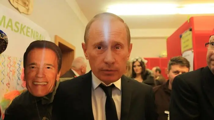 Wladimir Putin und Arnold Schwarzenegger: Hoher Besuch beim Maskenball der Feuerwehr Apfelberg.