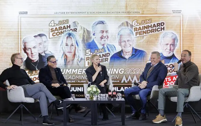 Andreas Keinprecht (Tourismusregion Schladming-Dachstein), Veranstalter Klaus Leutgeb, Moderatorin Silvia Schneider, LH Mario Kunasek (FPÖ) und Georg Bliem (Geschäftsführer Planai Bahnen) bei der Summer-Opening-Präsentation 